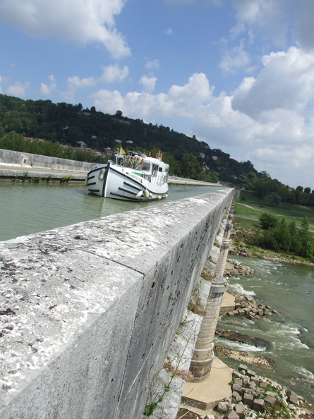 pont canal garonne bateau.jpg